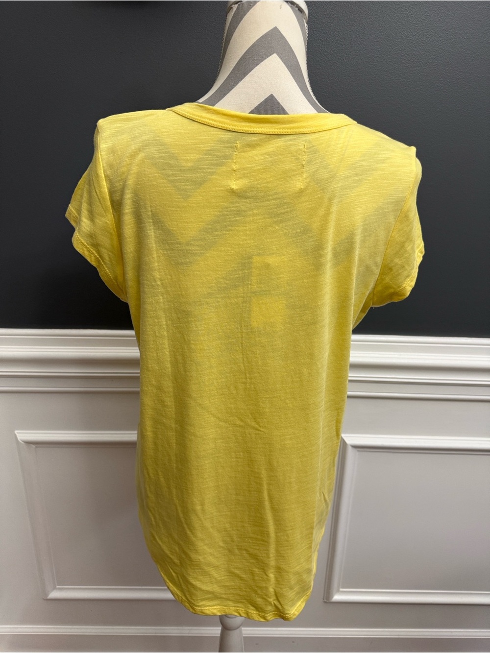 Cupio Women’s Yellow Embroidered Front Top Size L Short Sleeve NWT - Picture 2 of 5